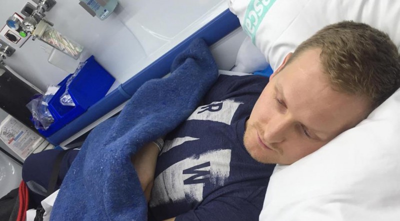 Mucenieks pēc smagas traumas pamet slimnīcu un medmāsas pavadībā atgriežas Beļģijā