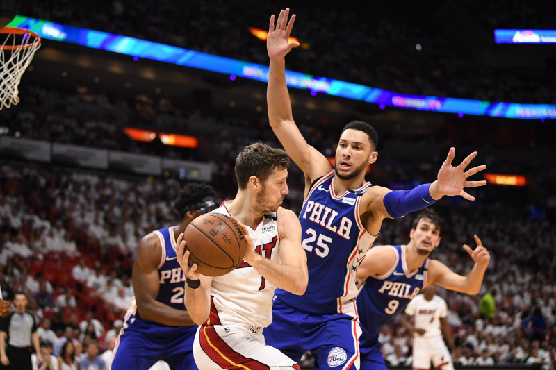 Simonsam "triple-double", "76ers" uzvaras attālumā no otrās kārtas