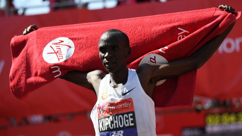 Čeruijota un Kipčoge triumfē Londonas maratonā, Farahs izcīna trešo vietu