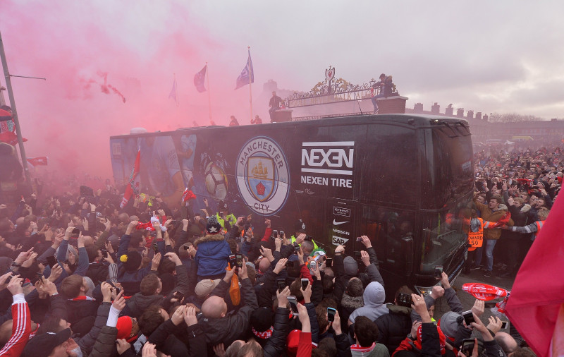 Klops aicina "Liverpool" līdzjutējus neaiztikt "Roma" komandas autobusu
