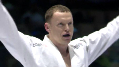 Cīkstonis Aleksandrs Blins Latvijai izcīna pirmo pasaules čempionāta zeltu BJJ