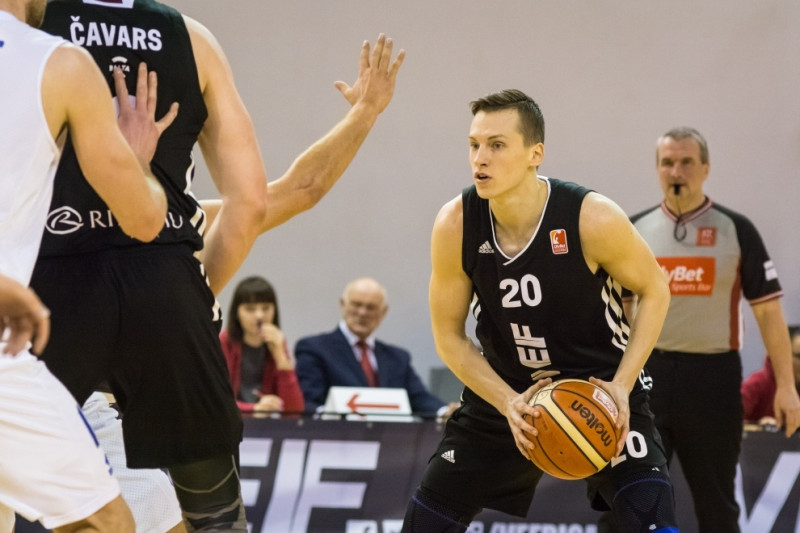 Vecvagars uguņo, Mejerim "alley-oop" no stratosfēras, VEF uzvar