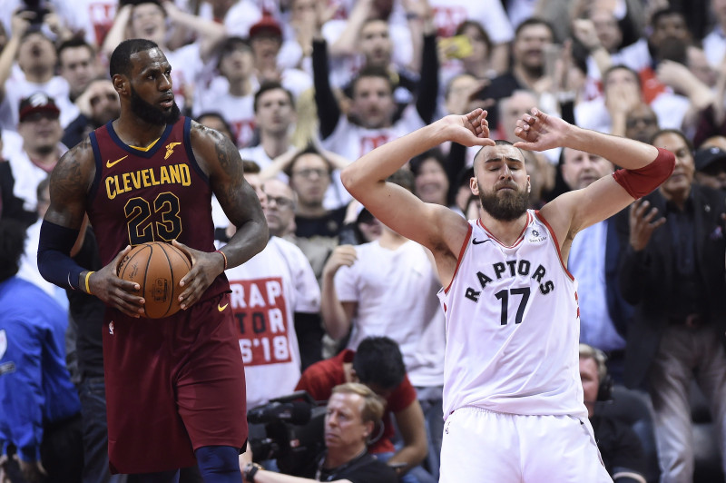 "Raptors" neizmanto iespējas, "Cavs" uzvar pagarinājumā; "Warriors" panāk 2-0