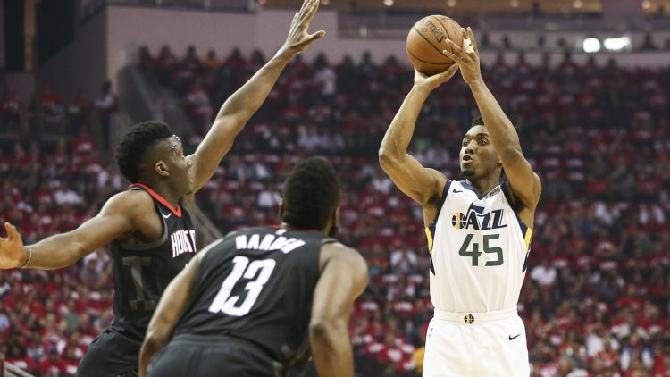 Jūtas "Jazz" viesos apspēlē favorīti "Rockets" un panāk neizšķirtu sērijā