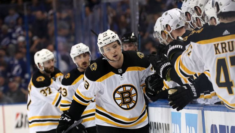 ASV izlasei pievienosies jaunais "Bruins" aizsargs Makavojs