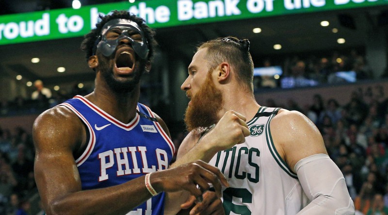 NBA tiesneši pēdējā minūtē pieļāva divas izšķirošas kļūdas par labu Bostonas "Celtics"