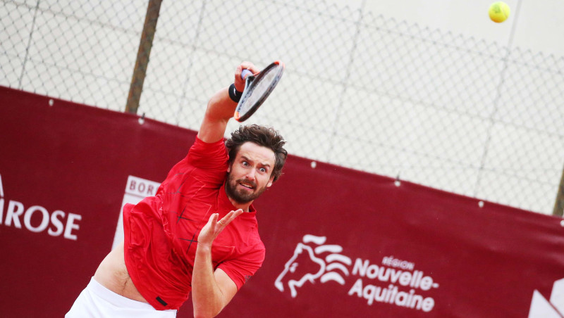 Gulbis atkal zaudē pirmo setu, taču sasniedz pusfinālu Bordo