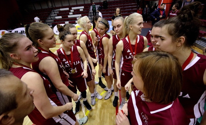 U18 meitenes bez 10 kandidātēm samet 75 punktus zaudējumā pret Igauniju