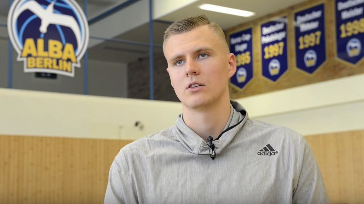 Porziņģis piedalās basketbola nometnē Berlīnē un slavē treneri Aito Garsiju