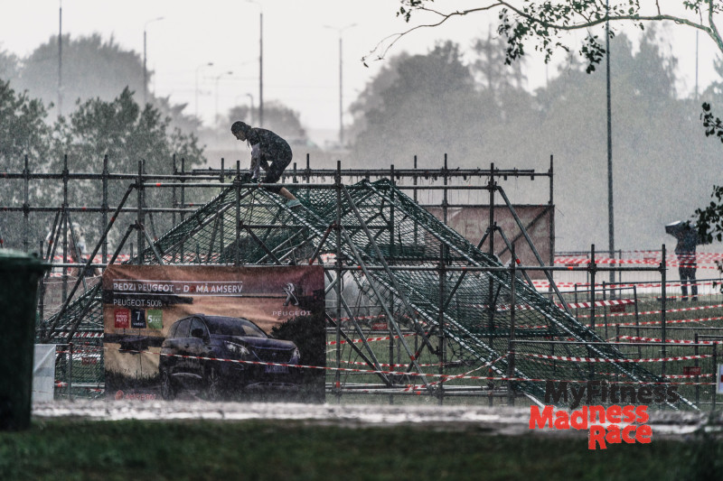 Stiprs lietus un brāzmains vējš – Lucavsalā aizvadīts MyFitness Madness Race