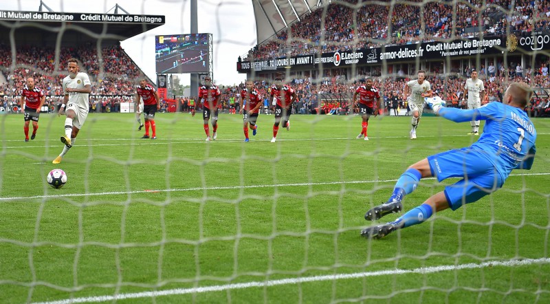 Mbapē, Neimārs un VAR palīdz PSG pārdzīvot sākuma šoku un izraut uzvaru