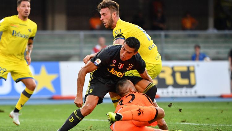Pēc sadursmes ar Ronaldu "Chievo" vārtsargs nogādāts slimnīcā