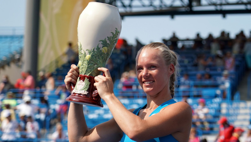 Bertensa atspēlē mačbumbu un Sinsinati finālā pieveic Halepu