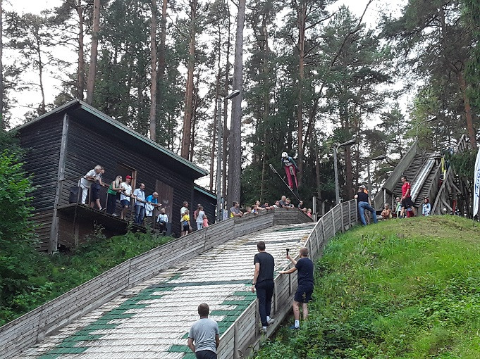 Igaunijā veiksmīgi jauno sezonu uzsākuši Latvijas tramplīnlēkšanas un ziemeļu divcīņas klubi