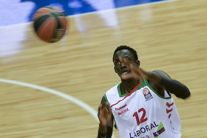 "Baskonia" pārtrauc pirmssezonas gatavošanos, jo uz izlasēm aizbraukuši 11 spēlētāji