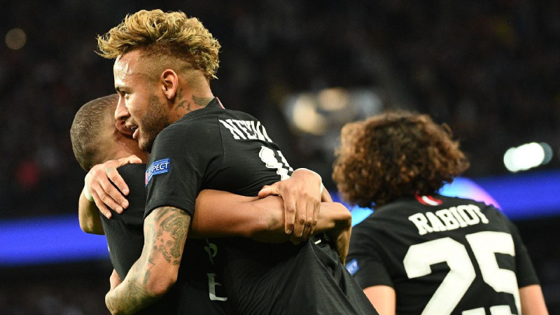 Neimāram "hat-trick" PSG graujošā uzvarā, "Schalke" izrauj uzvaru Maskavā