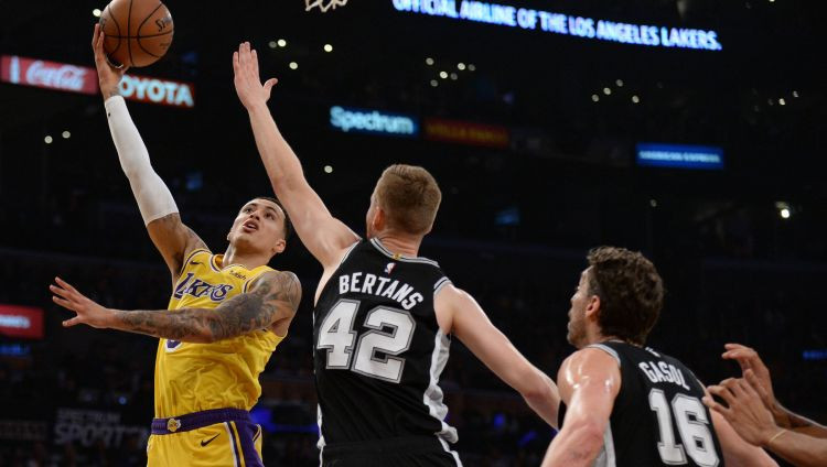 "Spurs" papildlaikā sarūpē "Lakers" trešo zaudējumu, Džeimsam neveiksmīga izskaņa