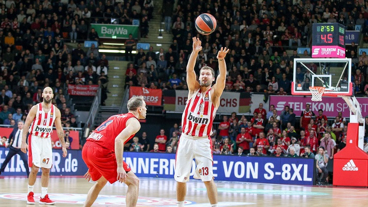 Strēlniekam fantastisks puslaiks, "Olympiacos" pārtrauc "Real" 13-0 sēriju