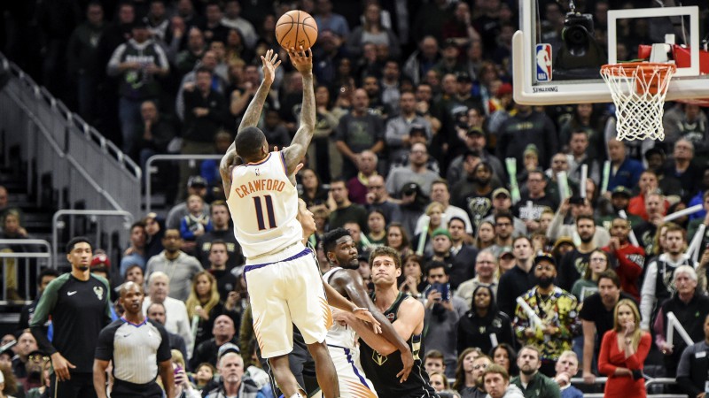 Čempione "Warriors" beidzot uzvar, veterāns Krofords pēdējā sekundē šokē "Bucks"