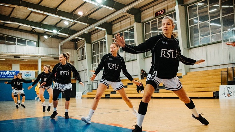 Motei un Dudei ekonomiskais "double-double", "TTT juniores" iemaldās tālmetienu tuksnesī