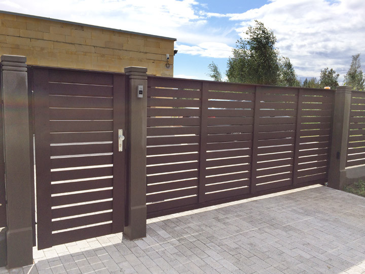 Kāpēc izvēlēties bīdāmos vārtus: priekšrocības un ieguvumi