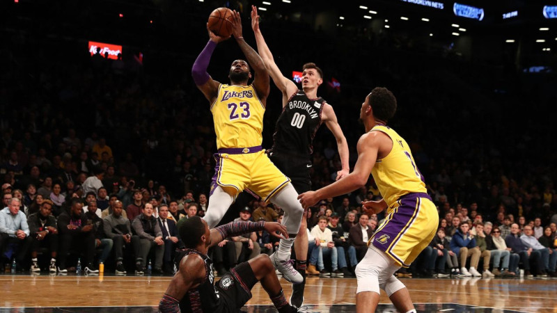 Kurucs pamatā, "Nets" pieveic arī Lebronu un "Lakers"