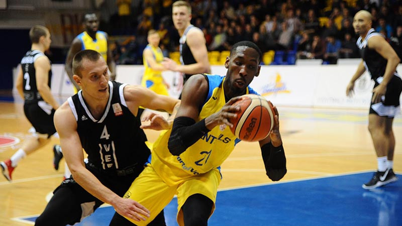 Latvijas basketbola klasikā atkal strīdīgas beigas un "Ventspils" uzvara