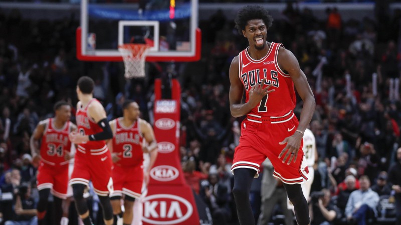 Memfisas "Grizzlies" iemaina Čikāgas "Bulls" aizsargu Džastinu Holideju