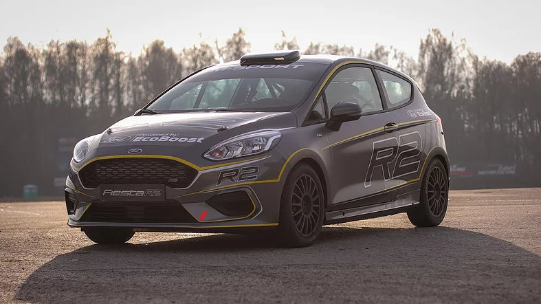 Mārtiņš Sesks uzzina konkurentus pasaules junioru rallija čempionātā
