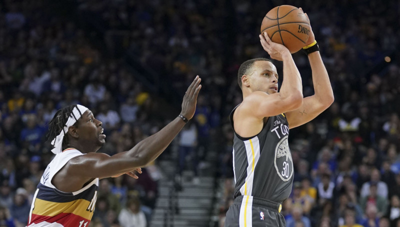 "Warriors" uzbrukums atkal neapturams, Karijs raksta vēsturi