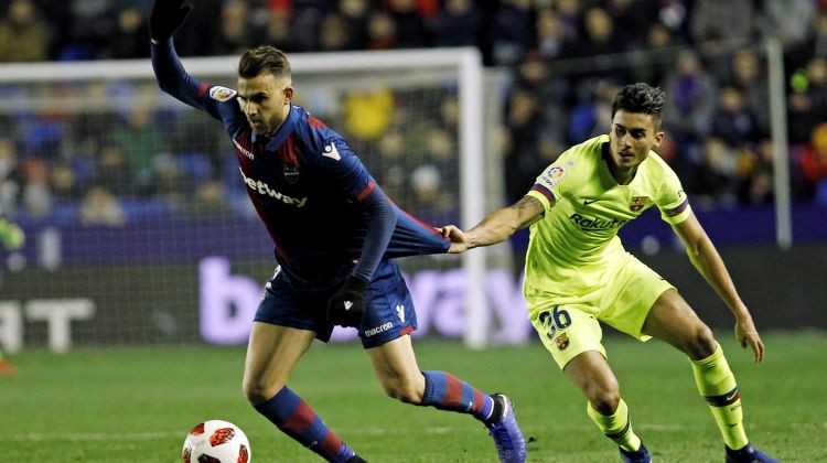 "Barcelona" izvairās no diskvalifikācijas un 1/4 finālā tiksies ar "Sevilla"