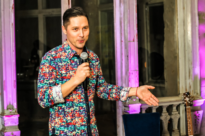 Mācis Auziņš laiž klajā solo mūzikas albumu “Aizrautība” un dodas koncerttūrē