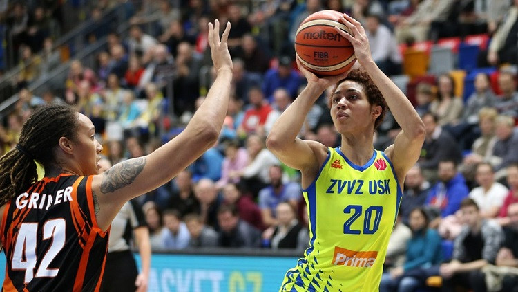 Urālu miljonārēm pēriens Prāgā, Hārtlijas piezīme liedz "Fenerbahce" apturēt Kursku