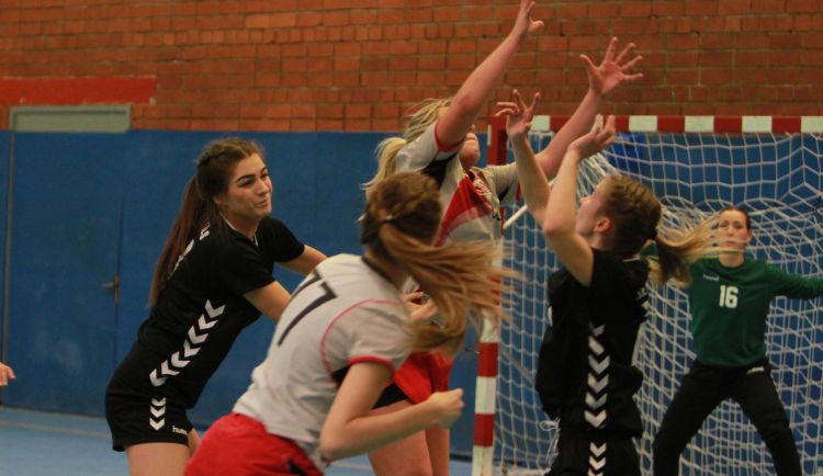 Sieviešu handbola virslīgas līderu cīņā uzvaru gūst Jēkabpils SS spēlētājas