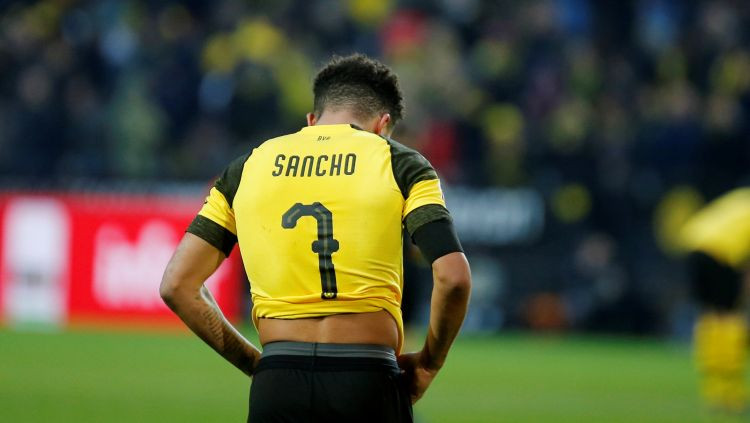 Talantīgais Sančo aizmirst pasi un aizkavē "Borussia" lidojumu uz Čempionu līgas spēli