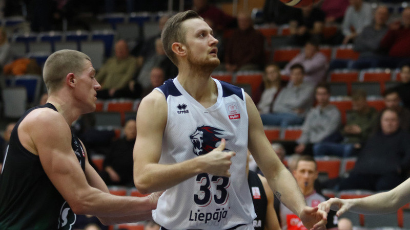 Sīpoliņš iebaksta bumbu grozā un pēdējā sekundē izrauj uzvaru "Liepājai"