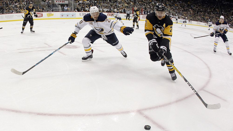 Girgensons pret Bļugeru – kurš uzvarēs latviešu duelī NHL spēlē?