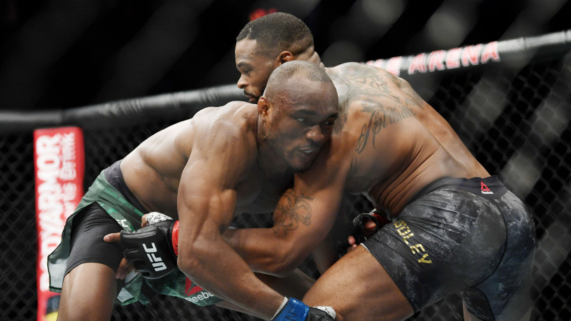 Usmans dominē un kļūst par pirmo āfrikāņu UFC čempionu