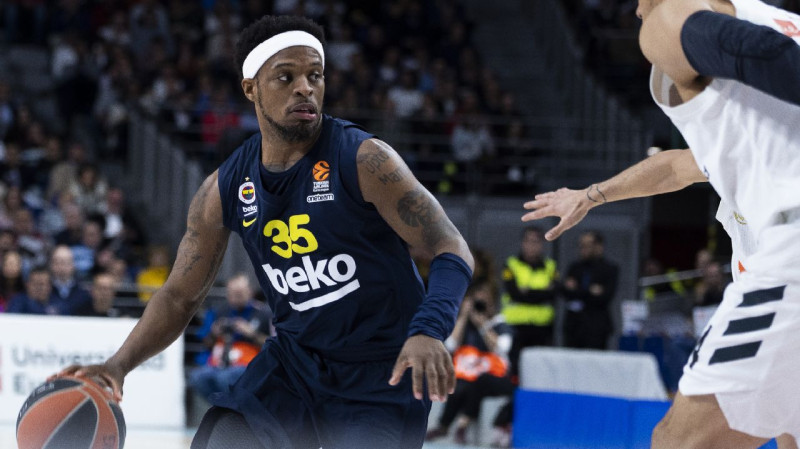 "Fenerbahce" pirms Eirolīgas play-off pagarina līgumu ar 35 gadus veco Diksonu
