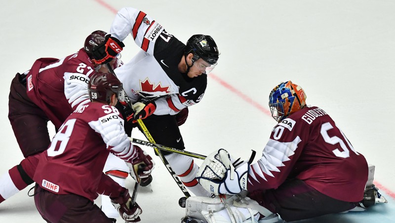 NHL superzvaigzne Makdeivids pēdējā spēlē gūtā savainojuma dēļ izlaidīs PČ