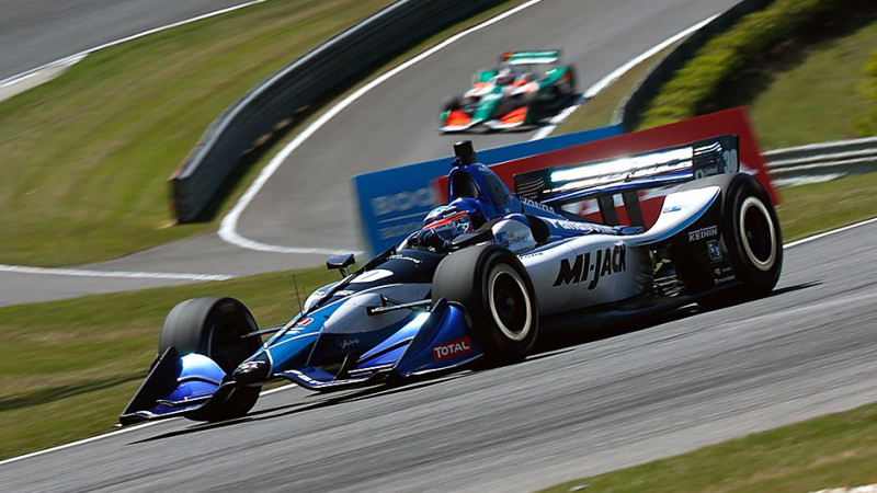 Bijušais F1 pilots Takuma Sato rupji kļūdās, bet uzvar "IndyCar" posmā