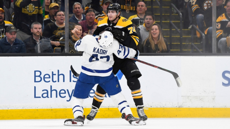 Bostonā asumi un 83 spēka paņēmieni, "Bruins" pārspēj "Maple Leafs"