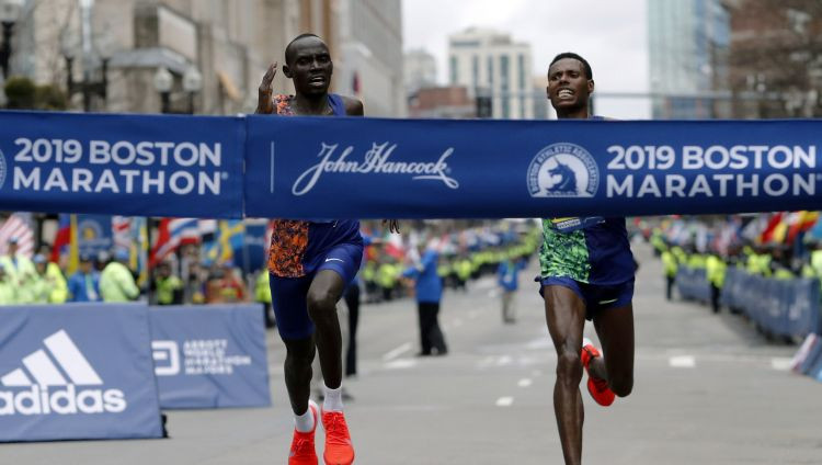 Kenijietis Čerono pēdējos metros izrauj uzvaru Bostonas maratonā