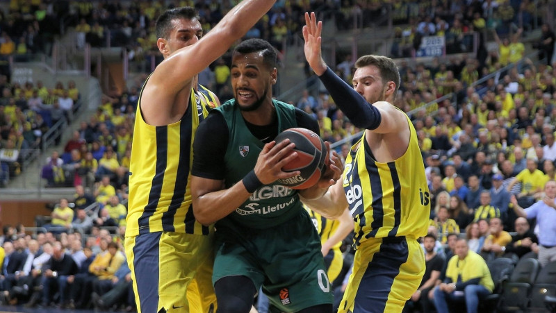 "Žalgiris" nesagaida brīnumu un pirmajā spēlē piekāpjas "Fenerbahce"