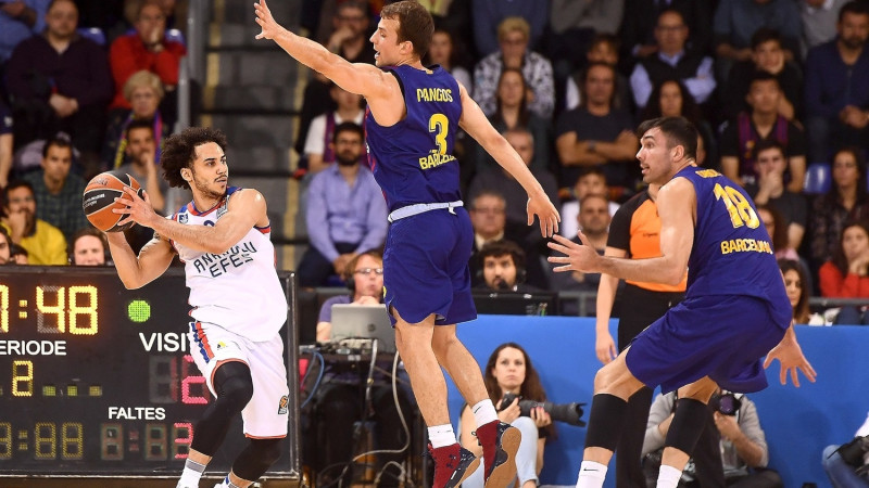 Larkins un "Anadolu Efes" iznīcina Šmita "Barcelona" aizsardzību, sērijā 2-1