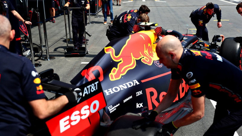 "Red Bull" Albonu paaugstina uz pirmo komandu, Gaslī nonāk "Toro Rosso"