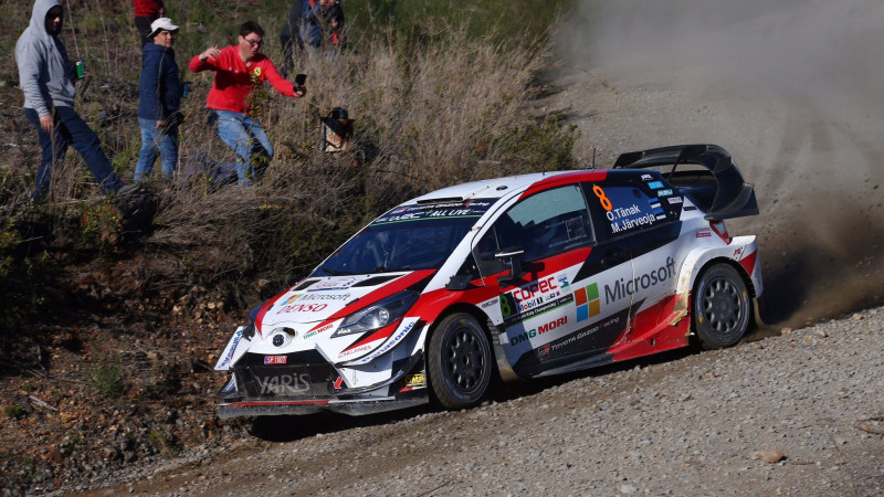 Igaunis Tanaks tuvojas uzvarai Čīlē, WRC līderis Noivils avarē
