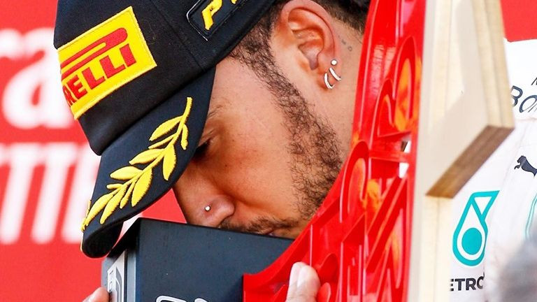 "Mercedes" apspriedusi Hamiltona iespējamo pāreju uz "Ferrari"