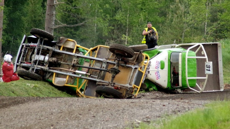 Latvieši sarūpē skarbu šovu smago auto posmā Igaunijā (+video)