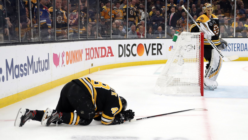 "Bruins" aizsargs Grizliks nedosies izbraukumā, Sundkvistam draud diskvalifikācija